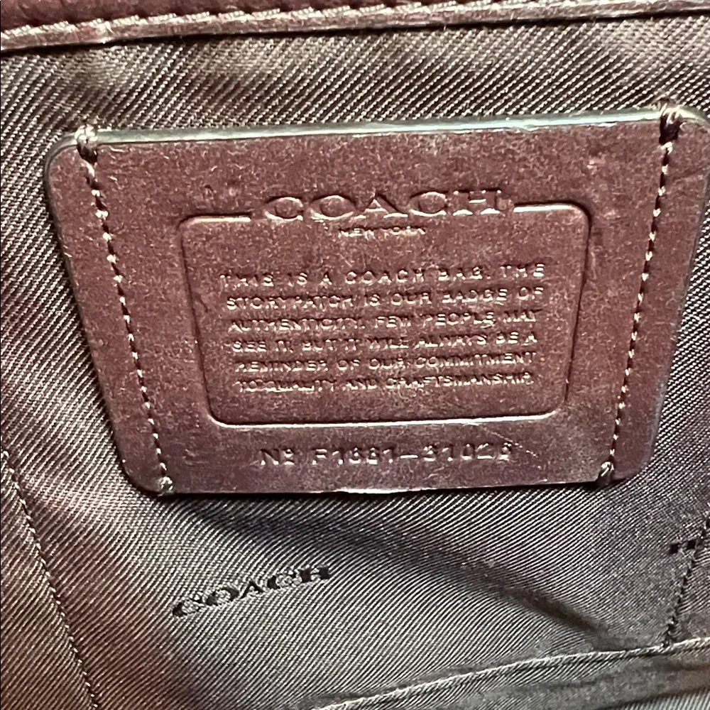 Coach Charlie turnlock tote bag in black pebble grain leather - Picture 17 of 17